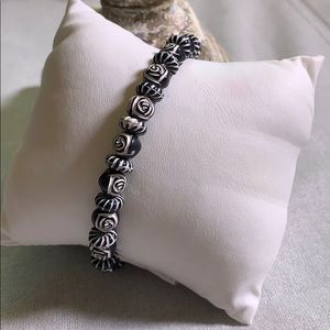 Carved black and white beaded bracelet